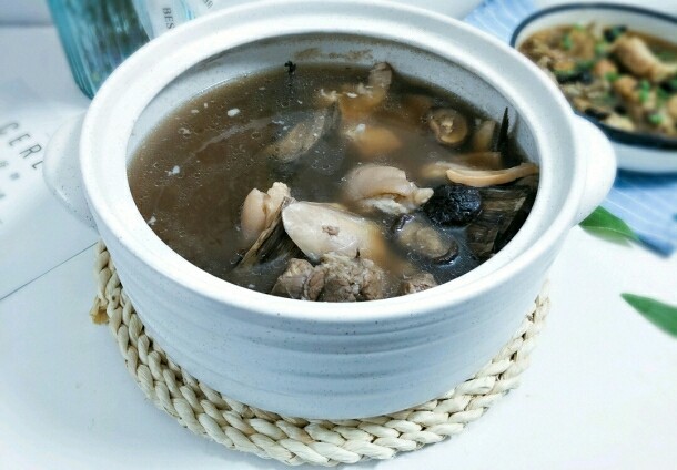 草根猪蹄汤,炖好加入盐、<a style='color:red;display:inline-block;' href='/shicai/ 717'>味精</a>调味