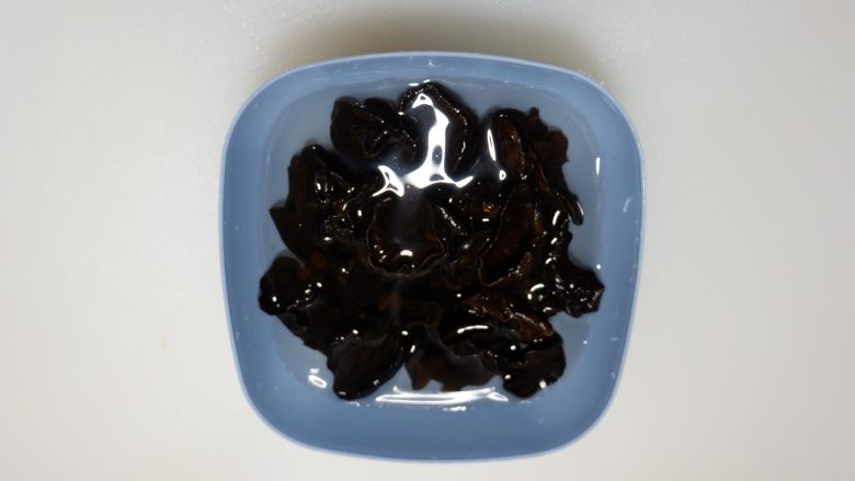 木耳猪肉包,发酵期间,我们来制作馅料。
木耳用水泡发好。