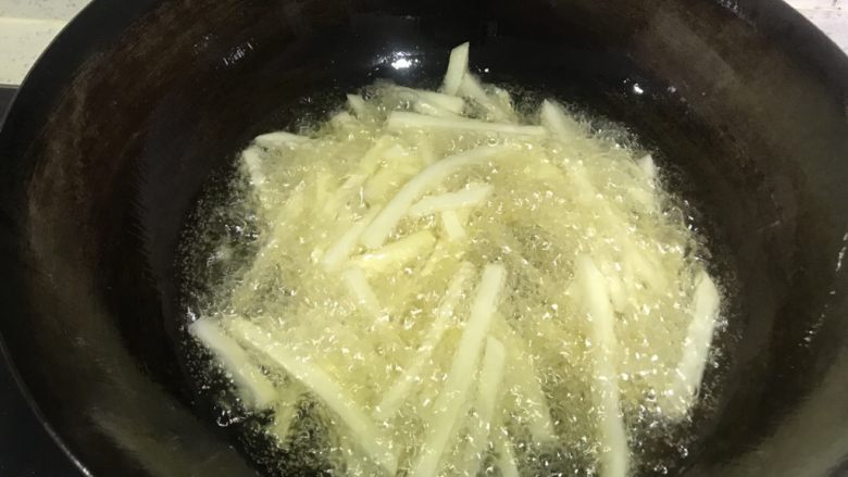 炸薯条,油八成热,冻土豆条放入热油中大火炸(大火炸土豆吸油少)炸志金黄捞出