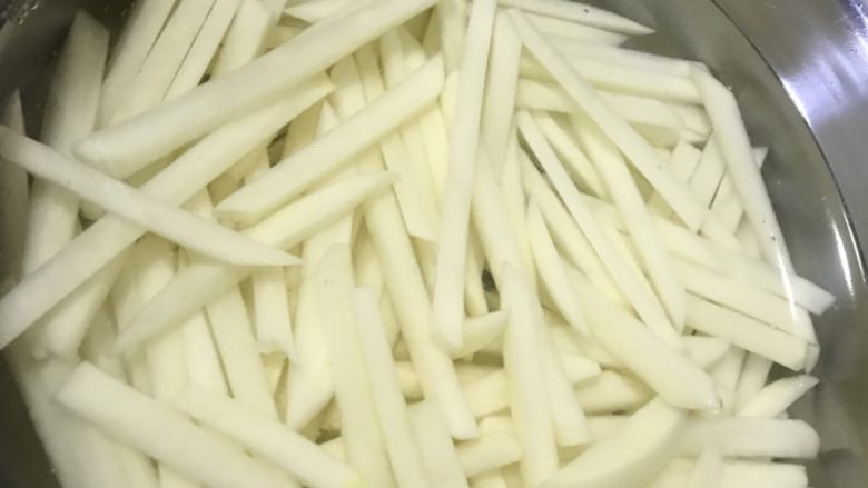 炸薯条,土豆切成条状,可以粗一些,冲洗三到四次,把淀粉冲掉后,加盐浸泡15分钟。