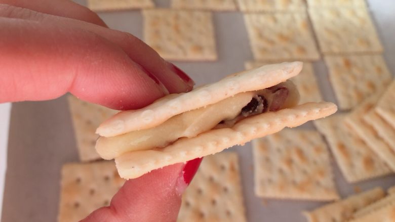 蔓越莓牛扎饼,立马用另一块压紧实，要趁热做