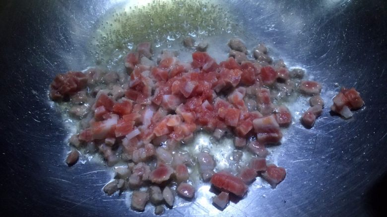 肉末油麦菜,锅内放油烧至五成热,放入肉丁翻炒至变色