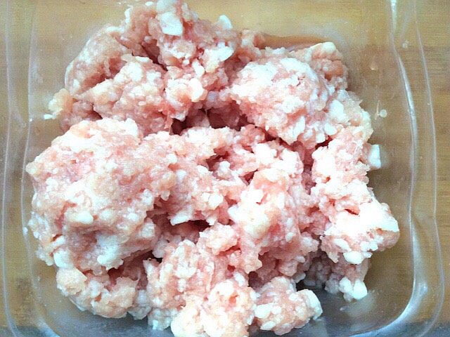 初五的饺子+连财(莲菜)元宝饺子,搅好<a style='color:red;display:inline-block;' href='/shicai/ 442'>肉末</a>备用