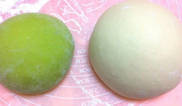 初五的饺子+连财(莲菜)元宝饺子,和好揉成光滑面团,揪出大一点的白面团,小一点的绿色面团