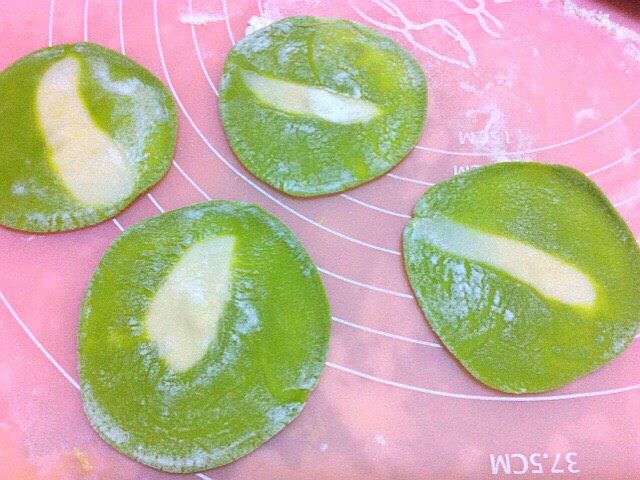 初五的饺子+连财(莲菜)元宝饺子,擀皮