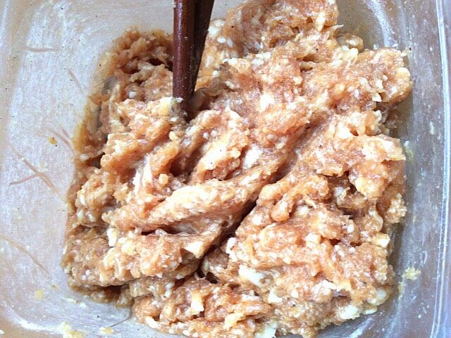初五的饺子+连财(莲菜)元宝饺子,少加一点水搅打上劲