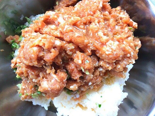 初五的饺子+连财(莲菜)元宝饺子,和莲菜放一起,加入熟油,<a style='color:red;display:inline-block;' href='/shicai/ 5506'>麻油</a>搅拌成馅