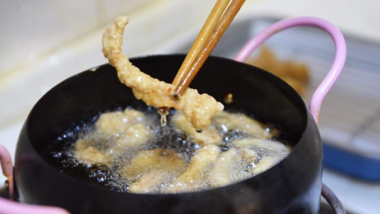 酥肉,肉片全炸过一遍后，把油锅烧至七成热，再把炸过的肉复炸至金黄色