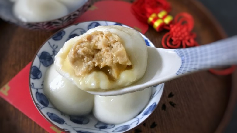 鲜肉大汤圆,皮薄馅多,一口咬下去,满嘴全是汤汁肉馅.