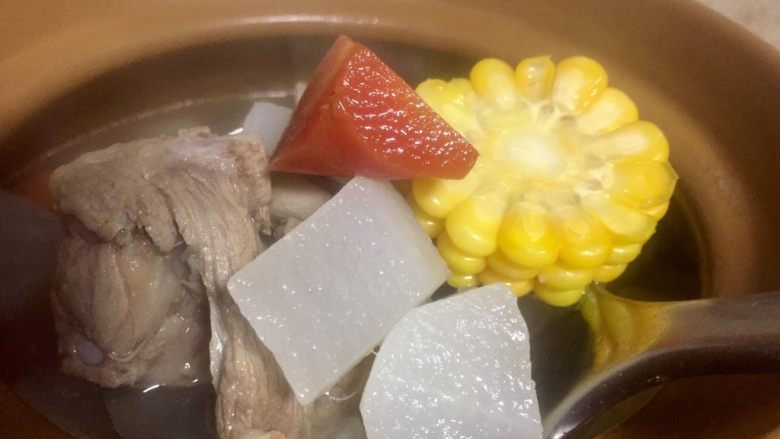 春季养肝护胃三宝鲜汤,待白萝卜和红萝卜炖到八,九分耙后放入玉米一起炖