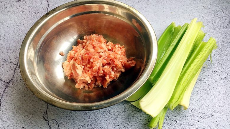 大年初五 破五 迎财神 吃饺子 芹菜猪肉水饺,主要食材：<a style='color:red;display:inline-block;' href='/shicai/ 34374'>猪肉馅</a>和<a style='color:red;display:inline-block;' href='/shicai/ 125'>芹菜</a>。