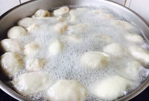 大年初五 破五 迎财神 吃饺子 芹菜猪肉水饺,锅里放大量的水,水开后放入饺子,朝一个放搅动,期间水开后往里倒入一小碗的凉水,这样重复4次,饺子熟后捞出。