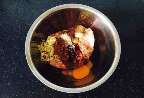 大年初五 破五 迎财神 吃饺子 芹菜猪肉水饺,调制猪肉馅,猪肉馅选用肥瘦比例三七的肉馅,放入方子中除<a style='color:red;display:inline-block;' href='/shicai/ 762'>老抽</a>、<a style='color:red;display:inline-block;' href='/shicai/ 847'>香油</a>、葱花以外的所有调料,<a style='color:red;display:inline-block;' href='/shicai/ 762'>老抽</a>暂时先放1g,把调料和肉馅朝一个方向搅拌调匀,大约调20下,再放入1g的<a style='color:red;display:inline-block;' href='/shicai/ 762'>老抽</a>,继续朝一个方向调匀,调约20下。