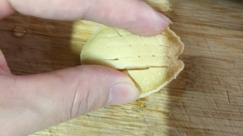 狗年旺旺,年夜饭系列8️⃣《蚝豆8头鲍》,再如图斜切几刀,0.5cm的刀痕。