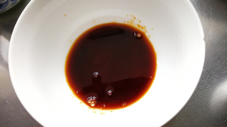 自制美味豆腐脑,取少量盐、生抽、鸡精加热水冲开备用,有排骨汤的话最好用排骨汤。