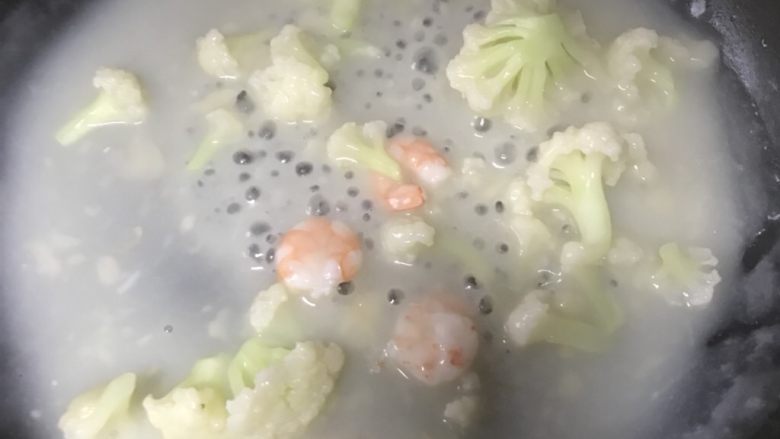 花菜虾浓汤,加入顺序(面粉加入 ➡️虾🦐加入➡️花菜加入➡️搅拌均匀(小火)