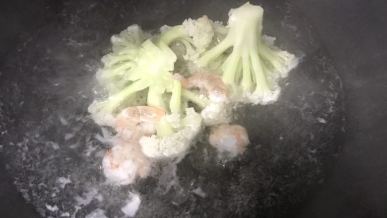 花菜虾浓汤,焯水(另起一锅)
