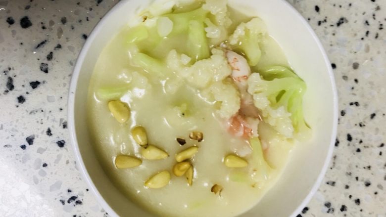 花菜虾浓汤,最后撒上<a style='color:red;display:inline-block;' href='/shicai/ 670'>松子</a>调味(切记小火