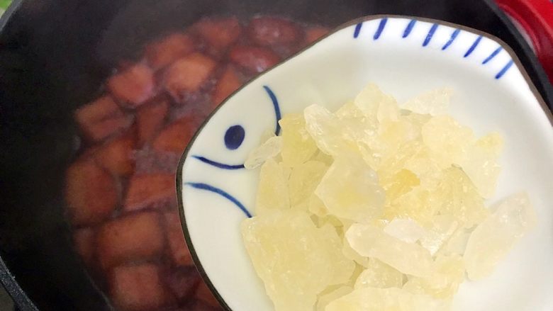 女生恩物~红葡萄酒大枣苹果煮,30分钟之后打开锅盖,加入黄冰糖