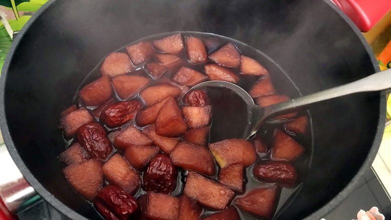 女生恩物~红葡萄酒大枣苹果煮,搅拌一下
