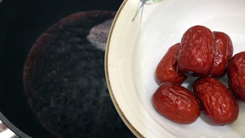 女生恩物~红葡萄酒大枣苹果煮,加入浸泡好的大枣