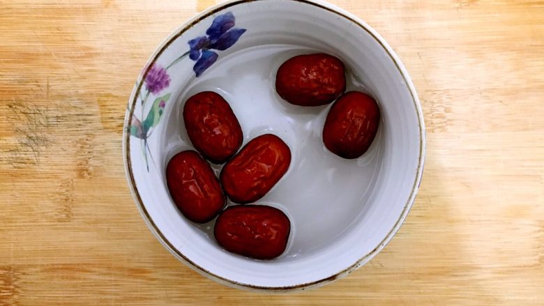 女生恩物~红葡萄酒大枣苹果煮,<a style='color:red;display:inline-block;' href='/shicai/ 2471'>大枣</a>洗净之后用适量热开水浸泡,备用