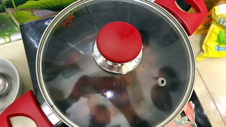 女生恩物~红葡萄酒大枣苹果煮,盖上锅盖,熄火,焖5分钟,即可