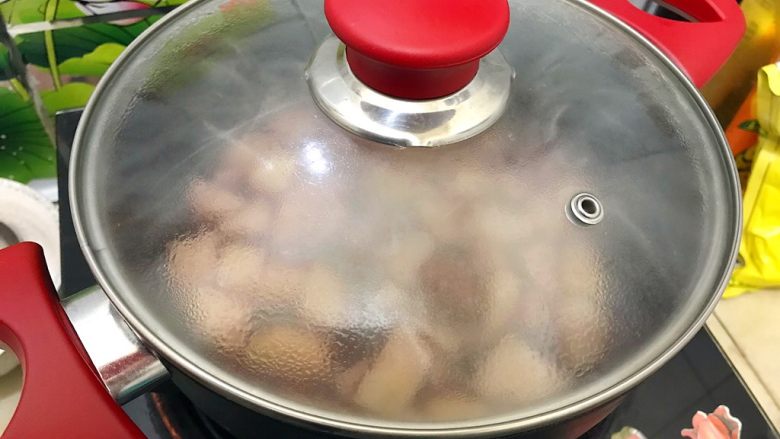 女生恩物~红葡萄酒大枣苹果煮,盖上锅盖,转最小火,煮30分钟