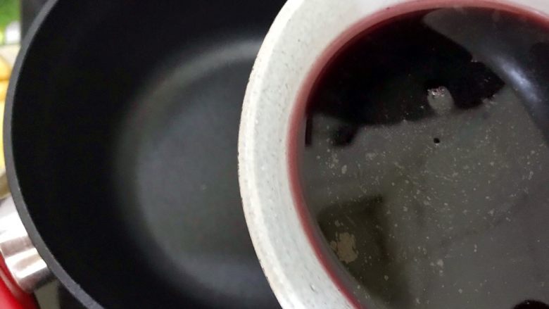 女生恩物~红葡萄酒大枣苹果煮,取一口小锅,倒入葡萄酒