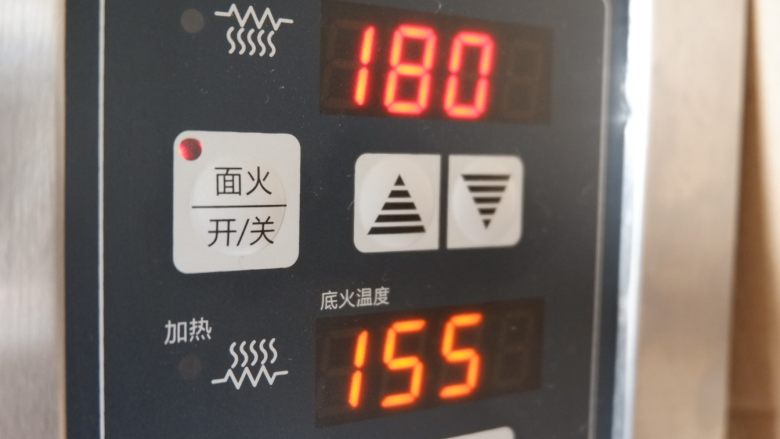 咸香芝士曲奇饼干,然后转上火180,下火不变烘烤6分钟左右。表面金黄上色即可。