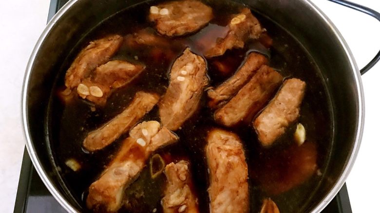 豆扣烧排骨,加入开水,水量没过排骨即可
