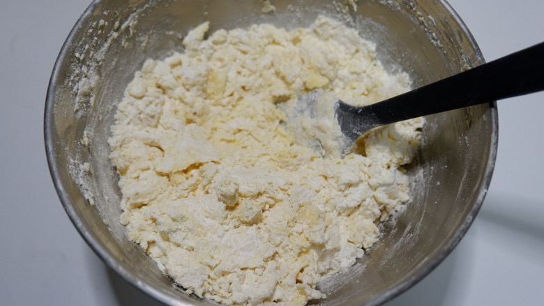 M豆迷你曲奇小饼干，宝宝零食大福音,先用刮刀压拌至几乎混合的状态。