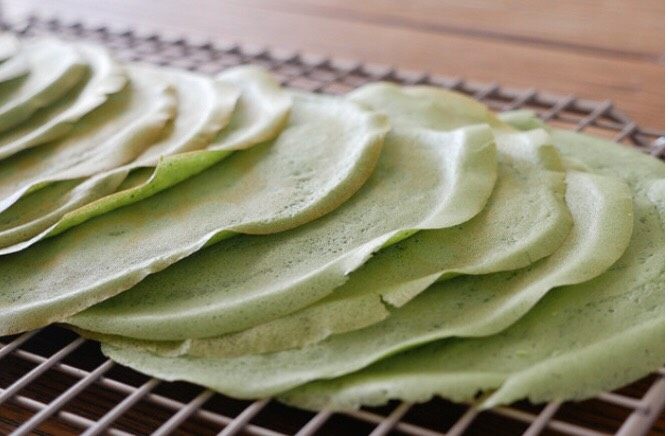 网红毛巾卷,将烙好的可丽饼放在晾网上晾凉