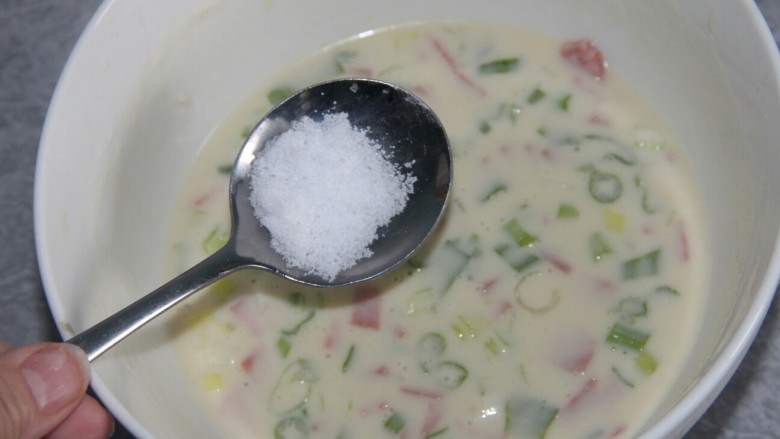 培根饼,然后放入葱花碎和培根碎,然后加入半勺盐,搅匀