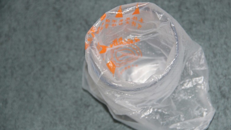 奥利奥奶油杯,准备一个杯子,套上裱花袋