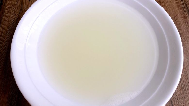葱花干贝炖蛋,把干贝炖出来的水倒入大碗晾凉(要晾到30度以下)
