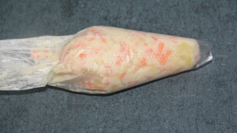 土豆泥沙拉团,装入裱花袋,前面剪一个小口