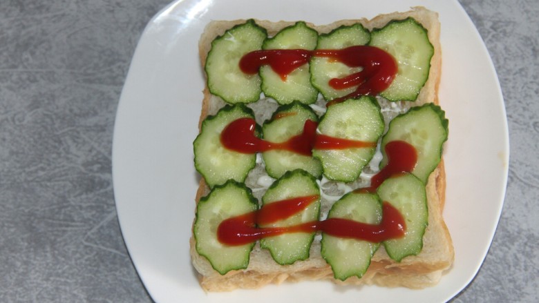 金枪鱼三明治,再挤点番茄酱