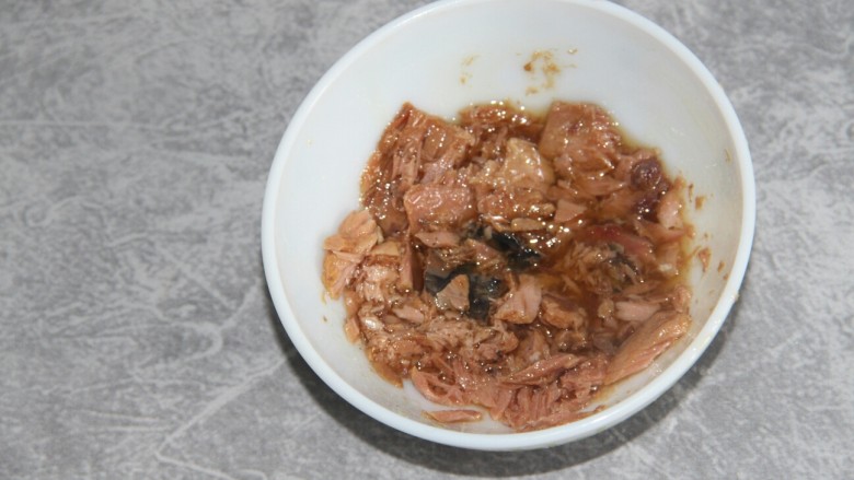 金枪鱼三明治,取出一部分