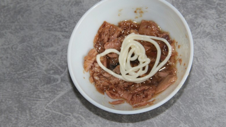 金枪鱼三明治,在金枪鱼上挤点沙拉酱