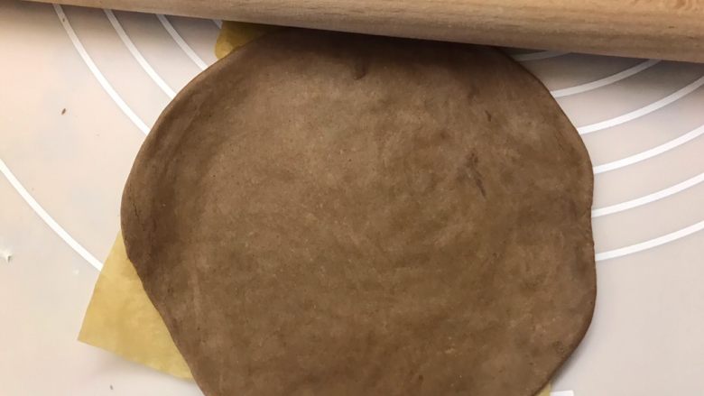 小熊馒头,将可可面团中的材料混合揉至光滑,用擀面杖将可可面团擀薄