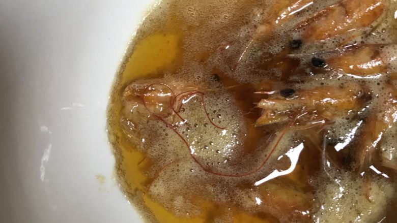 西芹虾仁🍤,看 虾头油炸好了 香香的 装碗 (留一点在锅中)可以下次煮面