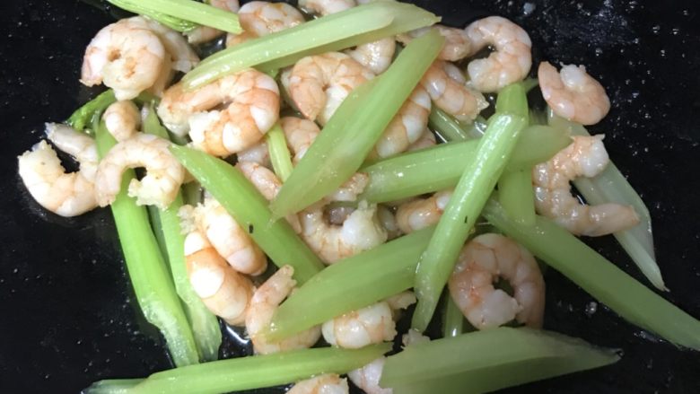 西芹虾仁🍤,额 漏拍了一步 首先放西芹中火翻炒均匀再加入以炒好的虾仁🍤翻炒均匀即可 加入半勺盐调味即可