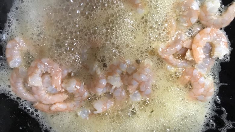 西芹虾仁🍤,第一步 小火炒虾仁 变色即可