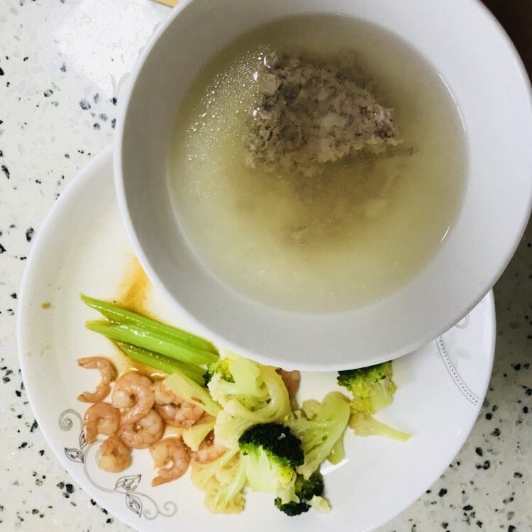 西芹虾仁🍤,配上一碗肉饼汤 外面天气阴沉沉 家里心情美滋滋