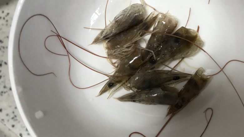 西芹虾仁🍤,虾头留几只待会炸油