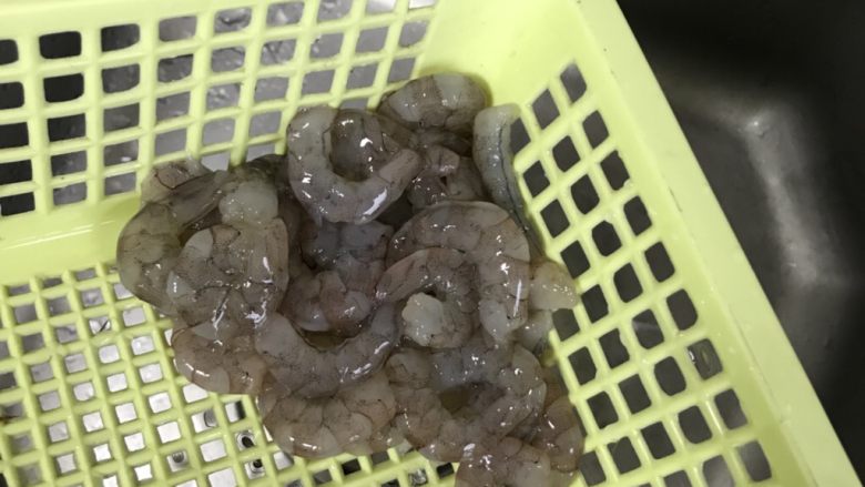 西芹虾仁🍤,沥水备用