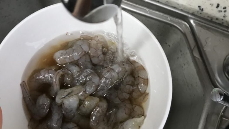 西芹虾仁🍤,十分钟后虾仁冲水