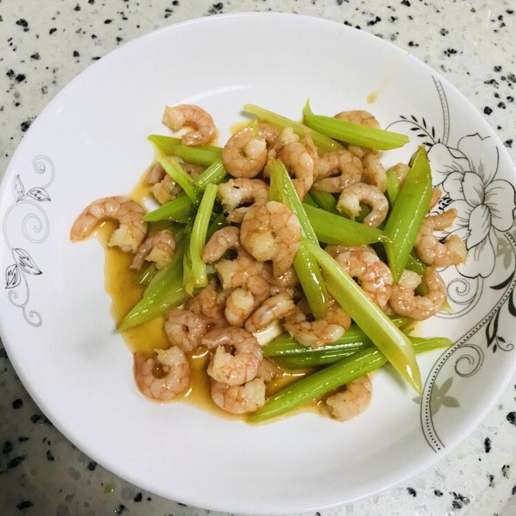 西芹虾仁🍤,装盘食用(豪放派虾仁🍤)