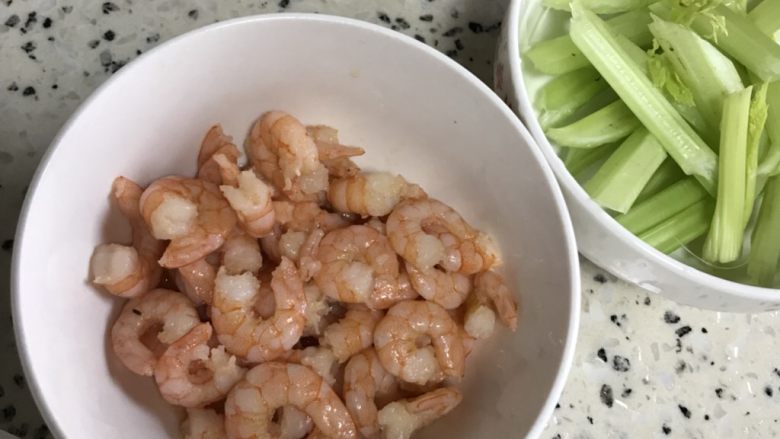 西芹虾仁🍤,准备好的食材